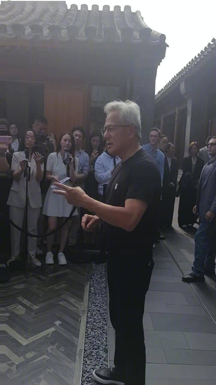 黃仁勛看好中國機器人產(chǎn)業(yè) 供應(yīng)鏈奇跡與AI基礎(chǔ)軟件的雙輪驅(qū)動